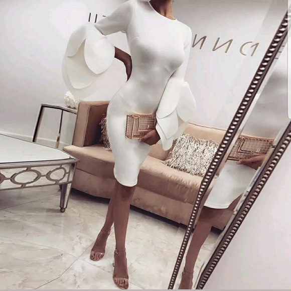 Dresses & Skirts - 🎉HP 2018 Trends🎉 🌸Petal Sleeved Bodycon🌸